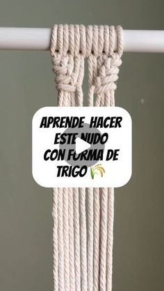 there is a white rope hanging on the wall with words above it that read aprende hacer est nudo con flama de trigo