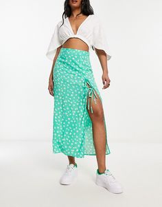 Skirt by ASOS DESIGN Lower-half looks High rise Zip-side fastening Thigh-high split Regular fit Floral Trends, Mid Length Skirts, Summer Skirts, Floral Style, Ditsy Floral, Bow Detail, Summer Essentials, Body Fit, Thigh High