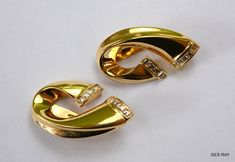 "Vintage gold tone clear rhinestone ribbon clip on earrings. The length of the earrings are 1 5/8\" and the width is 1\" at the widest point. Very detailed and high quality pieces of jewelry. It is vintage item in good condition. Please see enlarged pictures for a detailed view. Please, follow our store, if you like it, we post new items every day. All returns must be postmarked within 7 days from the date you received the item. All sales are final after 7 Business days. No exceptions! Multiple Ribbon Clip, Rhinestone Ribbon, Aluminum Earrings, Vintage Rhinestone Earrings, Clip Design, Glass Pendant Necklace, Cat Jewelry, Gold Rhinestone, Feather Earrings