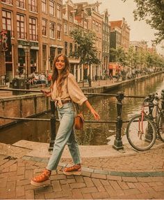 𝕡𝕚𝕟 ✾ @𝕓𝕣𝕚𝕥𝕥𝕤𝕠𝕠𝕞 Europe Spring Outfits, Spring Outfit Women, Amsterdam Outfit, Europe Travel Outfits, Amsterdam Fashion, Perfect Spring Outfit, Europe Outfits, Europe Fashion, Vintage Vogue