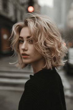 Her hair is a short blonde bob with messy waves, giving her a relaxed but stylish look. - Click to see more of Summertime Waves: 60 Irresistible Short Hairstyles to Try Now and follow us for more hairstyle ideas. Short Hair Natural Waves, Short Wavy Hair Blonde, Box Braids Reference, Short Hairstyle Women Wavy Hair, Blonde Curly Short Hair, Short Wavy Blonde Hair, Braids Reference, Easy Mens Hairstyles, Short Blonde Bobs