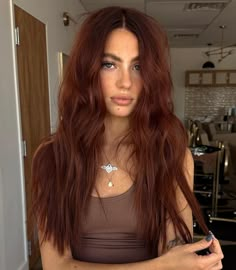 27 Stunning Copper Hair Color Ideas for Ultimate Hairstyle Inspiration – CreativeBooster Warm Auburn Hair Color, Dark Copper Hair, Dark Orange Hair, Orange Brown Hair, Dark Auburn Hair Color, Copper Brown Hair Color, Copper Hair Color Ideas, Dark Auburn Hair