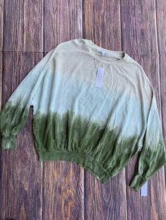 Womens M Young Fabulous & Broke Tie Dye Slouch Crop Sweatshirt Crew Neck NWT. Condition is "New with tags". Shipped with USPS Priority Mail. Green Washed Cotton Sweatshirt, Green Cotton Tops For Fall, Spring Washed Crew Neck Sweatshirt, Relaxed Fit Washed Green Top, Spring Washed Crew Sweatshirt, Green Long Sleeve T-shirt For Loungewear, Spring Loungewear Tops With Crew Neck, Green Washed Long Sleeve Sweatshirt, Cotton Crew Top For Fall