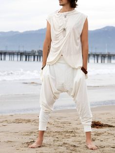 Desert Assassin, Assassin Fashion, Kundalini Yoga Clothes, Mens Yoga Pants, Summer Looks For Men, White Harem Pants, Meditation Outfit, White Yoga Pants, Mens Yoga