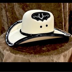 High Quality Hat Unisex New With Tags White Western Hat With Short Brim, White Western Hat With Flat Brim, White Rodeo Hat With Curved Brim, White Hat With Curved Brim For Rodeo, Western White Hat With Curved Brim, White Curved Brim Hat For Rodeo, White Flat Brim Hat For Rodeo, White Brimmed Country Hat, White Country Style Hat With Flat Brim