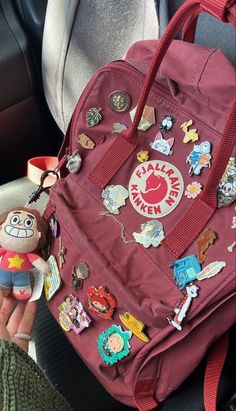 Pins On Backpack Aesthetic, Bag With Pins, Backpack Aesthetic, Backpack Art, Stylish School Bags