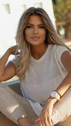 Alena Romanova, Trendy Fall Hair Color, Long Layered Hair, Haircuts For Long Hair, Trendy Chic, Beautiful Lady, Blonde Beauty, Hair Color Trends, Long Hair Cuts