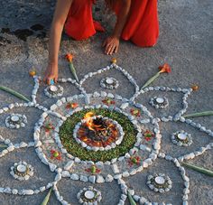 Circle Alter, Earth Alter, Doula Pictures, Ceremony Circle, Earth Mandala, Ritual Altar, Flower School