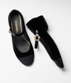 Moda Chanel, Mode Chanel, Fashion Shoes Flats, Chanel Official, Couture Mode, Winter 2022, Office Style