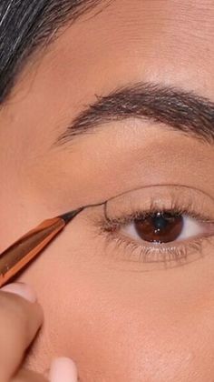 This guide shares an easy wing eyeliner hack. Learn how to do winged eyeliner in this quick and easy post. Easy Wing Eyeliner, Different Eyeliner, How To Do Winged Eyeliner, Pro Makeup Tips, Powder Eyeliner, Wing Eyeliner, Powdered Eyeliner, Winged Eyeliner Tutorial, Winged Eye