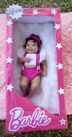 Ideias de mesversario Barbie And Ken Costume, Maternity Photography Poses Outdoors, Monthly Baby Photos, Baby Pictures Newborn, Mexican Party Theme, Baby Monthly Milestones, Barbie Barbie, Baby Trend