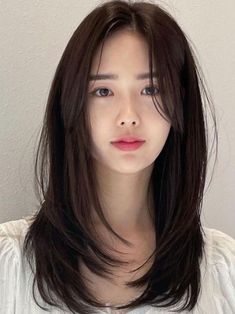 Korean curtain bangs for layered medium hair Medium Hair Layered, Layered Medium Hair, Oval Haircut, Korean Curtain Bangs, Hair Layered, Oval Face Haircuts