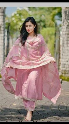 Kurti Dupatta, Girls Kurti, Traditional Indian Dress, Indian Kurta, Kurta Dress, Kurtis With Pants, Flare Top, Image Model, Dupatta Set