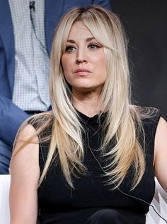 Kaley Cuoco Hair, V Shaped Haircut, Rachel Hair, Blonde Layered Hair, Bright Blonde Hair, Jennifer Aniston Hair, Mom Hairstyles, Bright Blonde, Blonde Hair Looks