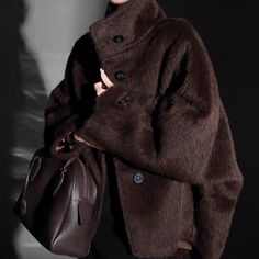 Short Cape Coat, Chilly Weather Outfits, Suri Alpaca, Cape Style, Cape Jacket, Cape Coat, Black Leather Bags, Clean Air, Effortless Chic