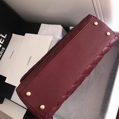 Description CC Handbag With Top Handle Dark Red For Women 11in/28cm Rep 1:1 Measurements: 28 x 18 x 12 cm/ 11 x 7 x 4.7 inches (Length x Width x Height) Chain Dark Red Zipper inside Gole-toned hardware Include dust bag. This product is of the best quality. Chanel Handbags Black, Baby Tote Bag, Chanel Shirt, Handbags Black, Stylish Handbags, Reversible Belt, Evening Clutch Bag, Luxury Shop, Accessories Store