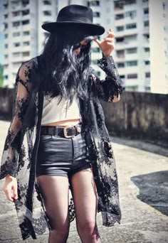 Alt Women Outfits, Boho Punk Style, Boho Punk Aesthetic, Hipster Women Fashion, Gothic Boho Fashion, Witchy Style Modern Witch, Simple Alternative Outfits, Black Lace Kimono Outfit, Dark Boho Aesthetic