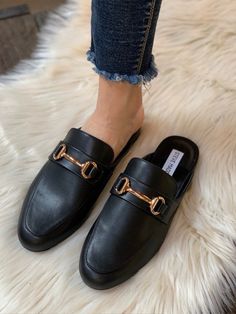 Steve Madden Women's Royal Mule Black ROYALS Mules Shoes Outfit, Steve Madden Mules, Office Fits, Black Mules, Shoes Outfit, Gucci Mules, Steve Madden Shoes, Mules Shoes, Mule