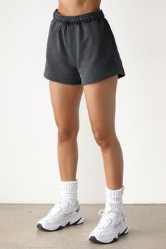 RELAXED SHORTS WITH SIDE POCKETS, HIDDEN DRAWSTRING, AND AN ADJUSTABLE ELASTIC WAISTBAND. CUSTOM KNIT FRENCH TERRY FABRIC BRUSHED MID-WEIGHT COTTON - IDEAL FOR LAYERING COMFORTABLE AND MADE TO LAST Camila Morrone, Cute Workout Outfits, Joah Brown, Gym Fits, French Terry Fabric, Life Tips, Beauty And Lifestyle, Running Clothes, 가을 패션