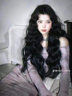 Kpop Curly Hair, Wavy Hair Asian, Curly Asian Hair, Big Wavy Hair, Curly Hair Styles Easy, Curly Hair With Bangs, Long Wavy Hair