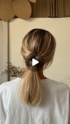 Aurélie Coulet on Instagram: "J’adore cette petite coiffure 👱🏼‍♀️
Et cette chanson en boucle en ce moment 🫶🏼" September 8, Medium Hair, Hair Updos, Locs, Hair Tutorial, Medium Hair Styles, Hair Styles, Hair, Instagram