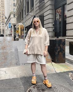 Outfit Ideas With Crocs, Crocs Outfit Ideas, University Outfit Ideas, Clog Outfit, Channel Outfits, Styling Crocs, 70’s Outfit, Short Nails Gel, Platform Crocs