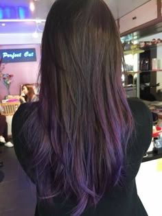 Purple Hair Streaks, Purple Ombre Hair, Dip Dye Hair, Hair Color Underneath, Colored Hair Tips, Hair Color Streaks, Purple Highlights