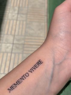 someone has a tattoo on their arm that says mementoo vivree