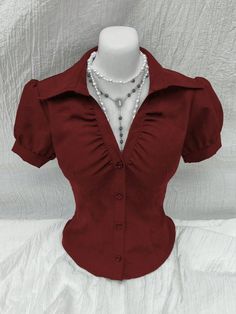 Burdeos Casual Collar manga corta Tela tricotada Liso Camisa Embellished No-Elástico Cute Button Up Shirts Outfits, Office Blouses For Women, Office Shirts For Women, Red Blouse Outfit, Womens Dress Shirt, V Neck Blouses, Png Outfits, Outfit Shein, Red Button Up Shirt