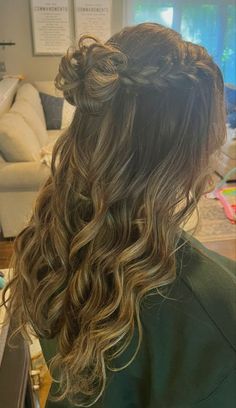 Prom Perfection: Elegant Hairstyles to Complete Your Look #promhairstyles Junior Bridesmaid Hair, Hairstyles For Thinning Hair, Prom Hairstyle Ideas, 2024 Hair Trends, Preppy Hairstyles, Pageant Hair, Half Up Half Down Hair Prom, Prom Hairstyle