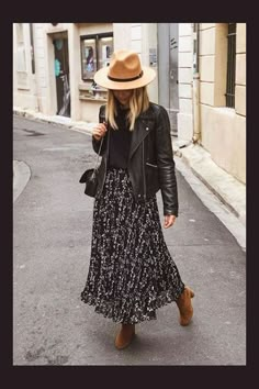 ¿Qué tal este outfit casual de chaqueta grunge, falda larga vaporosa y botas muy chic? El toque hipster definitivo con el sombrero fedora. Outfit Leather Jacket, Black Leather Jacket Outfit, Skirts Winter, Winter Skirts, Boho Mode, Chique Outfits, Stil Boho, Mode Casual, Outfit Combinations