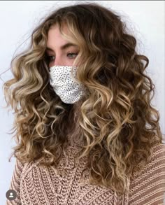 Curly Balayage Hair, Curly Balayage, Highlights Curly, Natural Curly Hair Cuts, Dyed Curly Hair, Highlights Curly Hair, Curly Hair Photos, Colored Curly Hair, Natural Curls Hairstyles