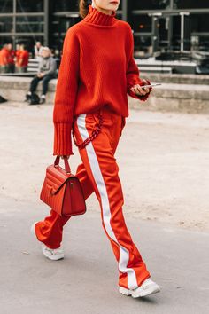 Street Style #PFW / Día 7: el otoño ha desembarcado oficialmente en París y la ciudad se protege con abrigos de paño, botas infinitas y faldas de tejidos envolventes. © Diego Anciano / @collagevintage2 Sporty Chic Street Style, Sportish Outfit, Red Sporty Outfit, Athleisure Jewelry, Sporty Chic Outfits Street Fashion, Mode Monochrome, Spring Weekend Outfit, Looks Adidas, Sports Chic Outfit