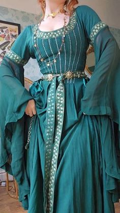 Liberty Mai, Vampire Character, Reference Clothes, Manhwa Dresses, Celtic Dress, Ren Faire Outfits, Weird Girl, Castle Pictures, Fantasy Clothes