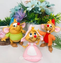 Biscuit, Ratinhos Cinderela, Cinderela, Festa Cinderela, Topo de Bolo Cinderela Disney Clay Ideas, Fondant Toppers, Princess Cake, Fimo Clay, Cute Room Decor, August 10, Disney Christmas, Craft Stick Crafts, Miniature Art