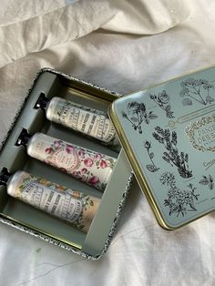 Fotografi Vintage, Gloss Labial, Fancy Makeup, Body Skin Care Routine, روتين العناية بالبشرة, Pretty Makeup, Aesthetic Makeup, Hand Cream, Makeup Skin Care