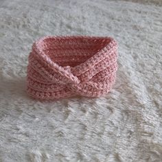 Crocheted headband for baby's enjoyment. An ideal gift idea to offer! Crochet Baby Headband, Headbands Crochet, Bandeau Au Crochet, Baby Headbands Crochet, Baby Headband, Crochet Headband, Turbans, Hair Accessories Headbands, Baby Headbands