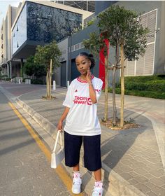 Styling A Football Jersey Women, Soccer Outfits For Women, Man U Jersey, Jorts Outfit Women’s, Football Jersey Outfit Women, Beanies Streetwear, Soccer Jersey Outfit Women, Soccer Jersey Outfit