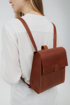 Lernen Sie einen minimalistischen Rucksack kennen - ein stilvolles Accessoire für Frauen.💼 Es handelt sich um einen mittelgroßen Lederrucksack in modernem Design. Sie verfügt über verstellbare Schultergurte und einen sicheren Hotelverschluss mit Magnetverschluss. Das schlanke Erscheinungsbild des Rucksacks wird durch die Lederoberfläche ergänzt, und er hat keine Außentaschen oder zusätzlichen Fächer, was ihm einen sauberen und eleganten Look verleiht. Es ist ein vielseitiges Stück, das mit Frei Elegant Everyday Backpack With Leather Lining, Purse Backpack, Luxury Leather Backpack, Elegant Style, Mini Backpack Outfit, Elegant Backpack With Leather Handles For On-the-go, Elegant Leather Backpack With Gold-tone Hardware For Daily Use, Elegant Leather Backpack With Zipper For On-the-go, Small Leather Backpack, City Backpack