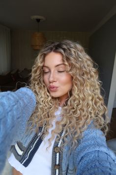 Winter Wheat Hair Color, Warm Blonde Highlights On Blonde Hair, Pin Curl Perm, Warm Blonde Curly Hair, Blonde Balayage Curly Hair Natural, Strawberry Blonde Curly Hair, Perm Ideas, Hair Doos