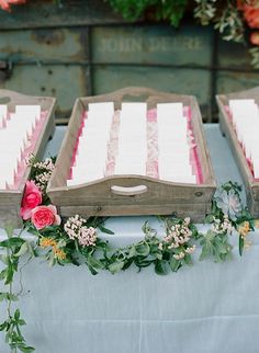 escort card matrimonio country vaschette legno Wildflower Garland, Wedding Boho Chic, Romantic Beach Wedding, Yosemite Wedding, Wooden Trays, Elegant Wedding Inspiration, Floral Runner, Cards Table, Card Table