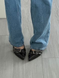 Heels Baggy Jeans, Cute Baggy Jeans, Baggy Jeans Fashion, Pointed Heels Outfit, Sade Aesthetic, Vintage Kitten Heels, Kitten Heels Outfit, Aesthetic Lana Del Rey