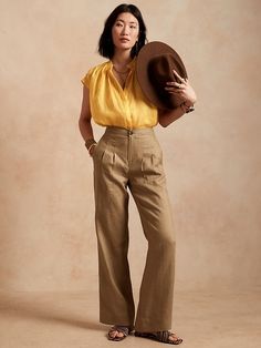 Wide-Leg Linen Pant | Banana Republic Wide Leg Linen Pants Outfit, White Linen Pants Outfit, Beige Pants Outfit, Wide Pants Outfit, Brown Linen Pants, Beige Linen Pants, Khaki Pants Outfit, Camel Pants, Linen Pants Outfit