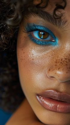 29 Blue Eyeshadow Aesthetic Makeup Looks To Make Your Natural Eye Color Pop Ocean Makeup Looks, Nat Aesthetic, Blue Eyeshadow Aesthetic, Aesthetic Makeup Looks, Eyeshadow Aesthetic, Turquoise Eyeshadow, Artsy Makeup, Blue Eyeshadow Looks, Hard Summer