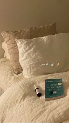 Instagram Story Ideas Self Care, Reading In Bed At Night, Night Selfcare Aesthetic, Book On Bed Aesthetic, Cozy Self Care Aesthetic, Autumn Glow Up, Cozy Night In Aesthetic, Wellness Lifestyle Aesthetic, Night Reading In Bed