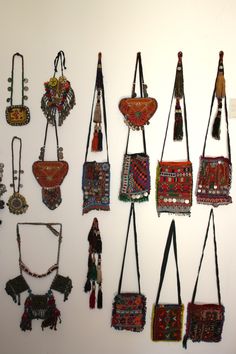 Handbag Storage, Indian Patterns, Diy Bags Purses, Bags Vintage, Amulets, Beaded Bags, Fabric Jewelry