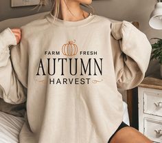 Fall And Halloween Sweatshirts, Fall Cricut Tshirts, Preppy Fall Sweatshirts, Fall Screen Print Shirts, Fall Festival Tshirt Ideas, Cute Fall Sweatshirt Designs, Trendy Fall Shirts, Cute Fall Shirts Vinyl, Fall Htv Shirt Ideas