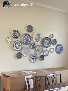 there are many plates hanging on the wall