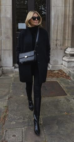 Cozy Rainy Day Outfit, Emma Hill, Boston Trip, Style Scrapbook, 2019 Style, Woman In Black, Black Clothes, Pullover Outfit