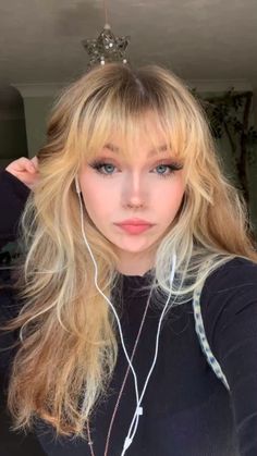 Layered Hair With Bangs, Blonde Hair With Bangs, Hair Inspiration Long, Hairstyles For Layered Hair, Hair Stylies, Haircuts Straight Hair, Long Hair With Bangs, Hair Inspiration Color, Gen Z